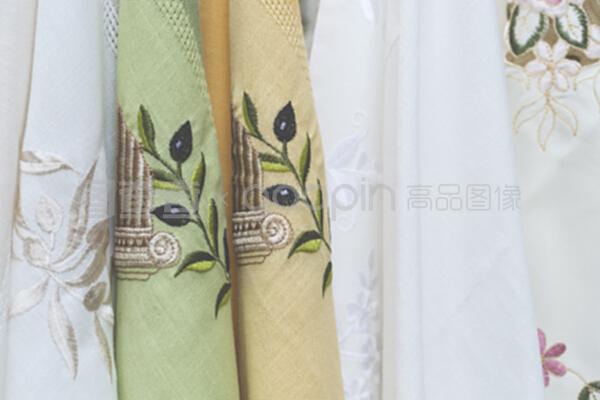 市场上的传统纺织品,色彩鲜艳的织物,手工制品